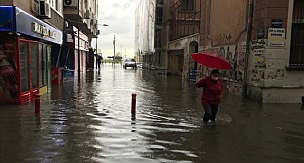 İzmir'i sağanak vurdu! Yollar, arabalar su altında kaldı, dereler taştı.. 