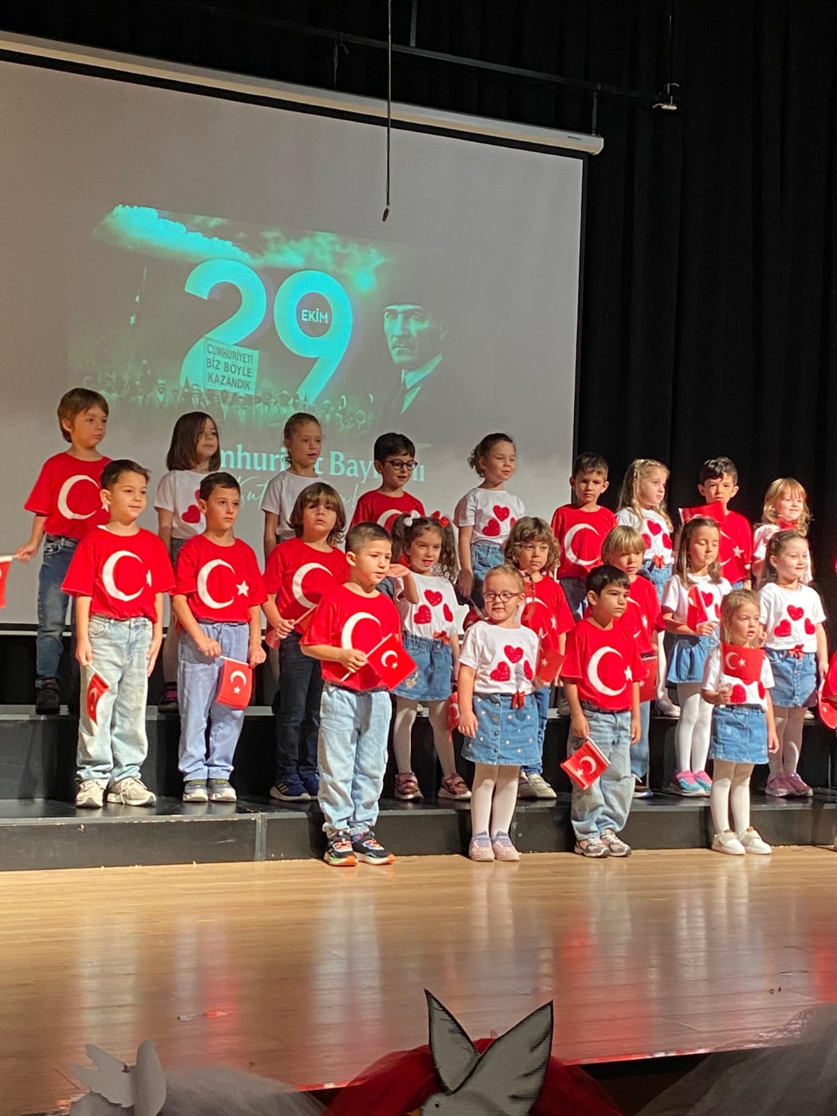 Ekin Koleji öğrencilerinden coşkulu 29 Ekim töreni!