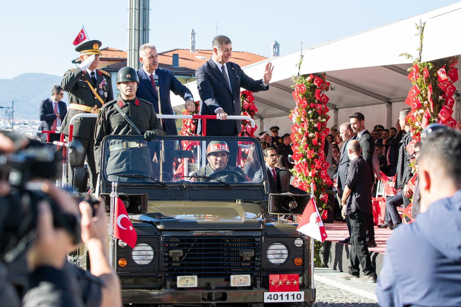 İzmirliler Cumhuriyet Bayramı'nı coşkuyla kutluyor