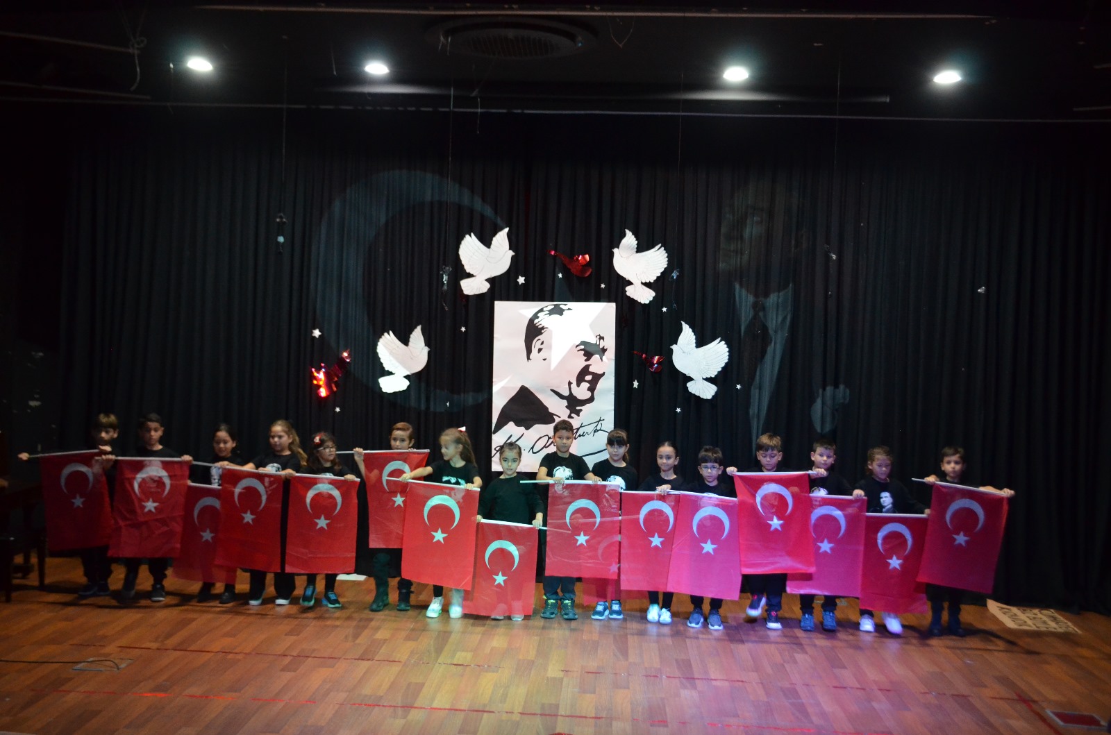 Cumhuriyet coşkusu Zübeyde Hanım sahnesinde yankılandı!