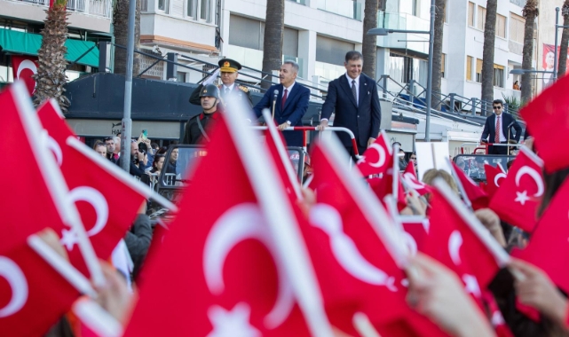İzmirliler Cumhuriyet Bayramı'nı coşkuyla kutluyor