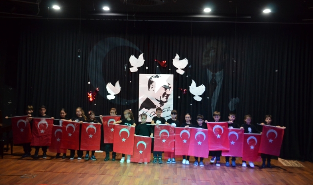 Cumhuriyet coşkusu Zübeyde Hanım sahnesinde yankılandı!