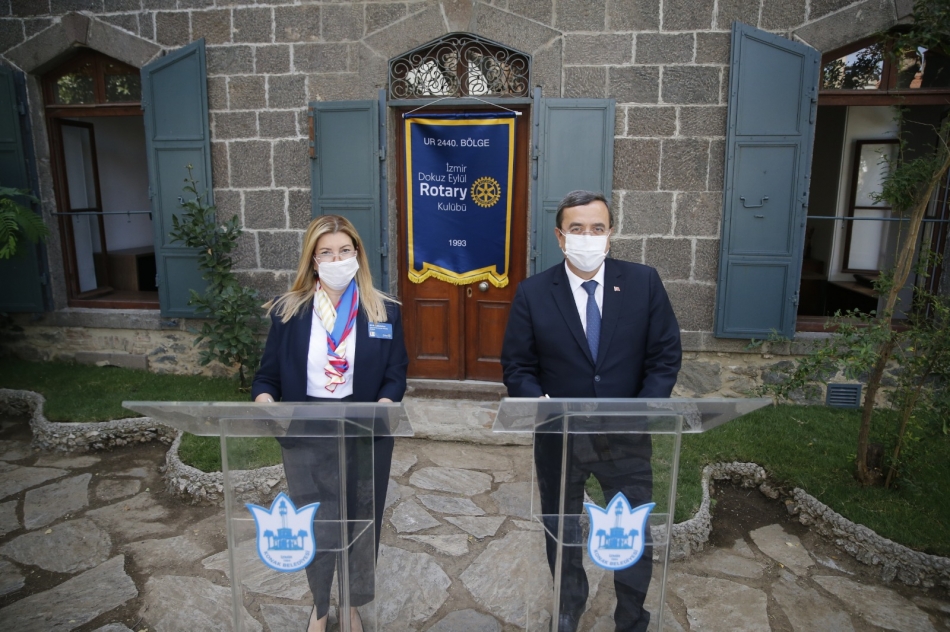 2020/09/1599220088_Izmir_dokuz_eyluel_rotary_kuluebue_2020-2021_doenem_baskani_betuel_elmasoglu_ve_konak_belediye_baskani_abduel_batur.jpeg