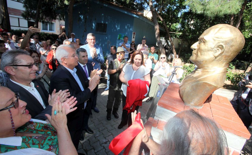 Arap Hasan Mahallesi’ne Atatürk Büstü