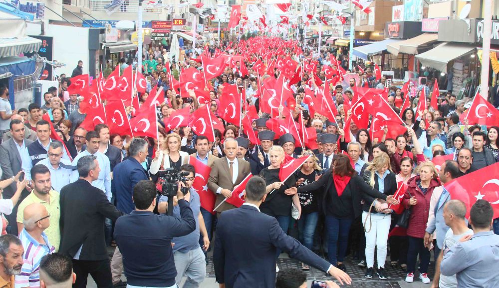 Bayraklı’da 19 Mayıs coşkusunu yansıtan muhteşem görüntü