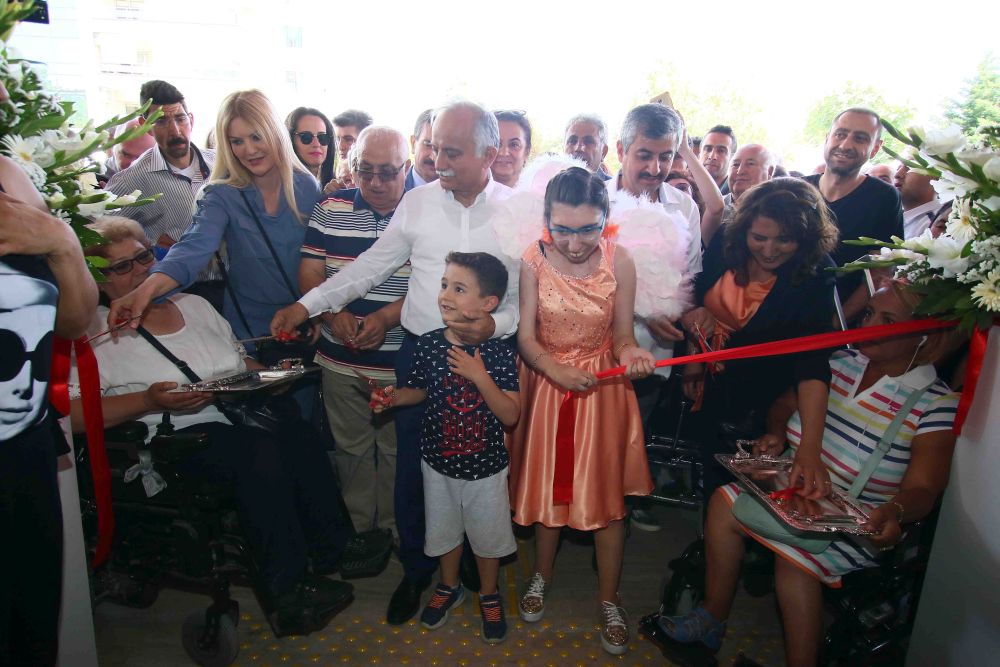 En büyük engelliler merkezi Bayraklı’da açıldı