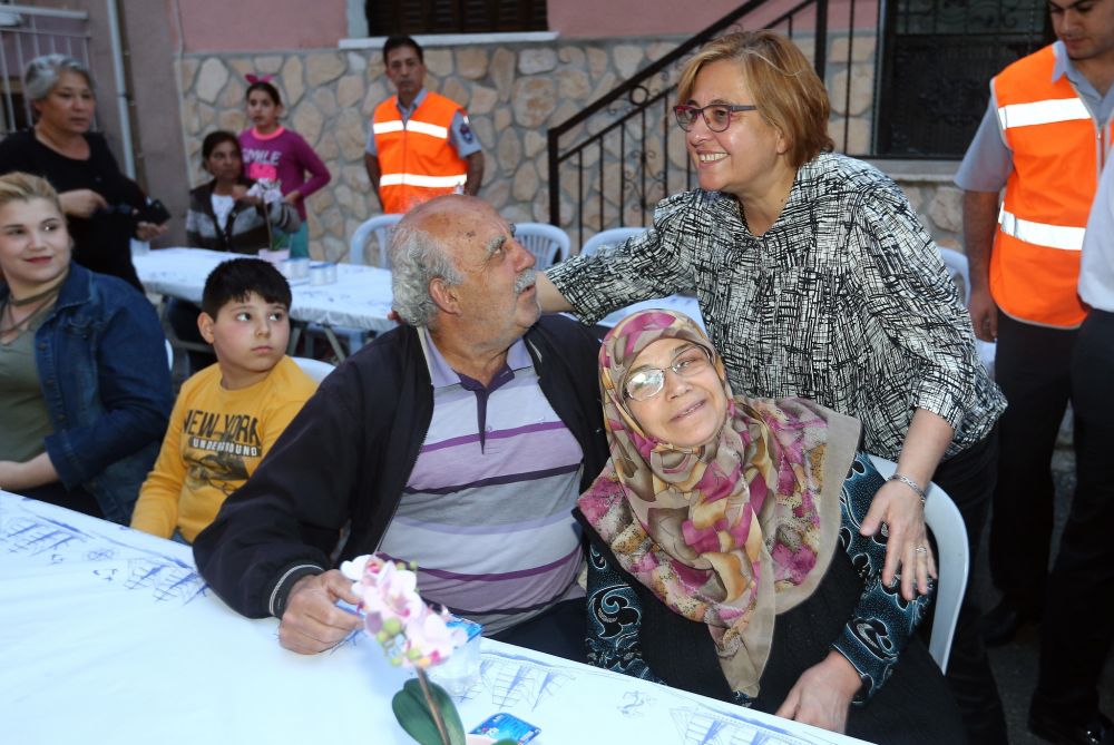 Konak’ta ilk iftar sofrası Yeşiltepe’de kuruldu
