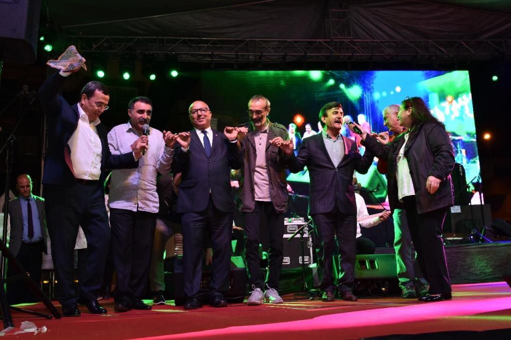 Narlıdere’de Ata’ya saygı korteji ve Muhteşem Konser