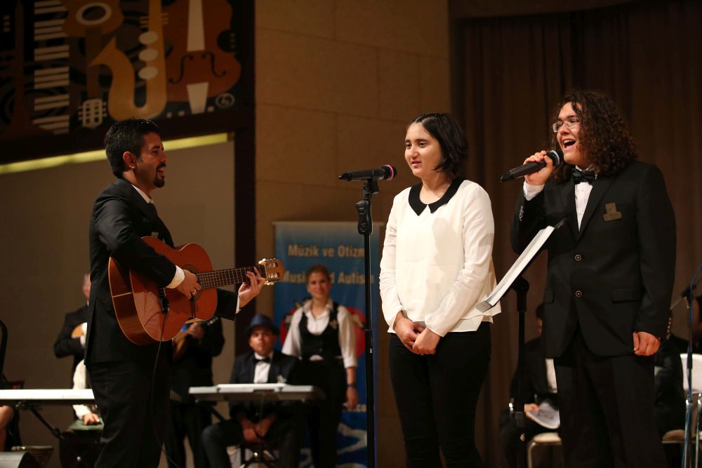 En büyük otizm korosu sahnede