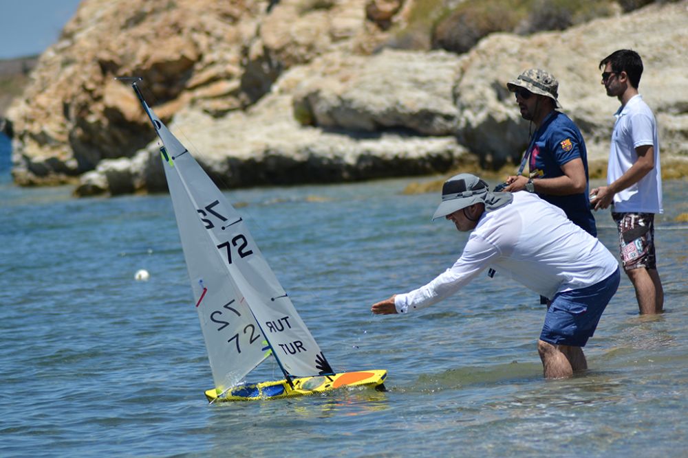 KÜÇÜK YELKENLİLER FOÇA’DA YARIŞIYOR