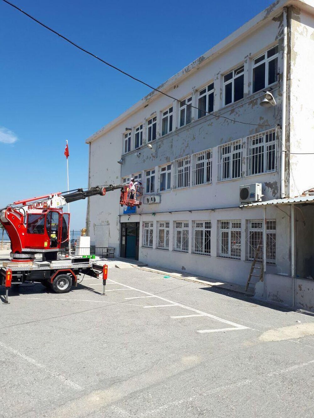 Başkan Batur, Narlıdere Okullarını Bakıma Aldı