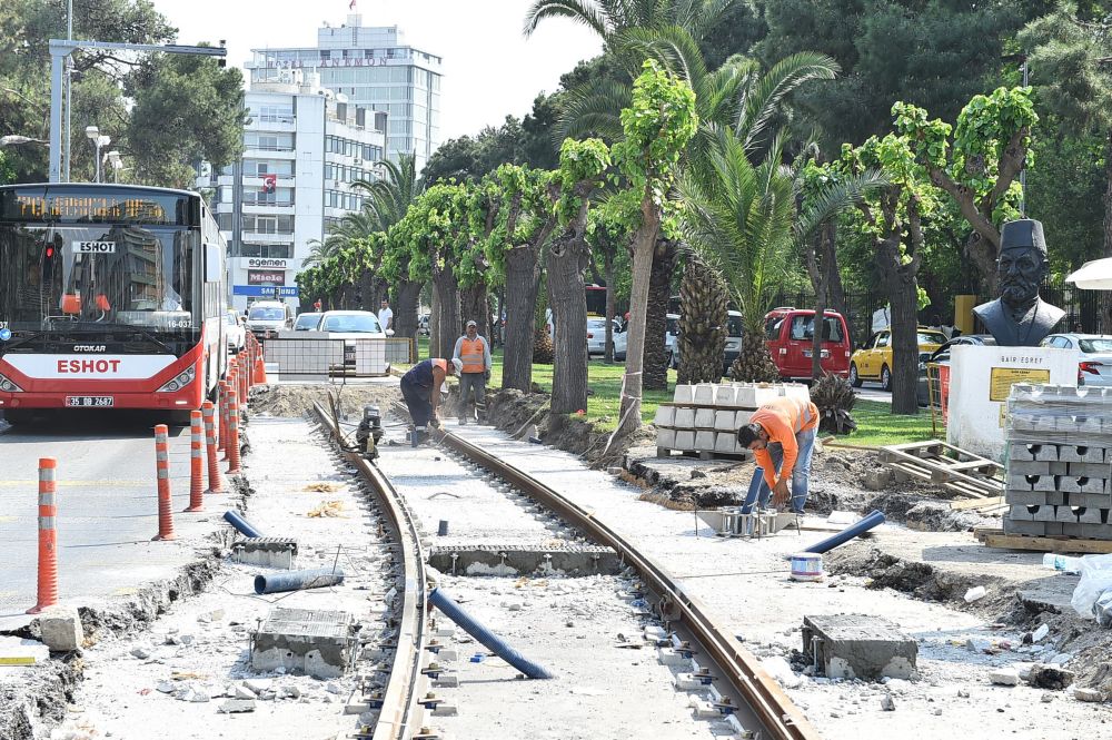 İzmir'de Tramvay Yapım Çalışmaları Adım Adım İlerliyor