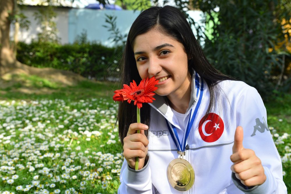 Genç sporcu Çiçek'ten ikinci şampiyonluk...