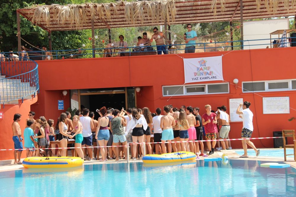 Foça'da Yaz Dolu Dizgin Devam Ediyor