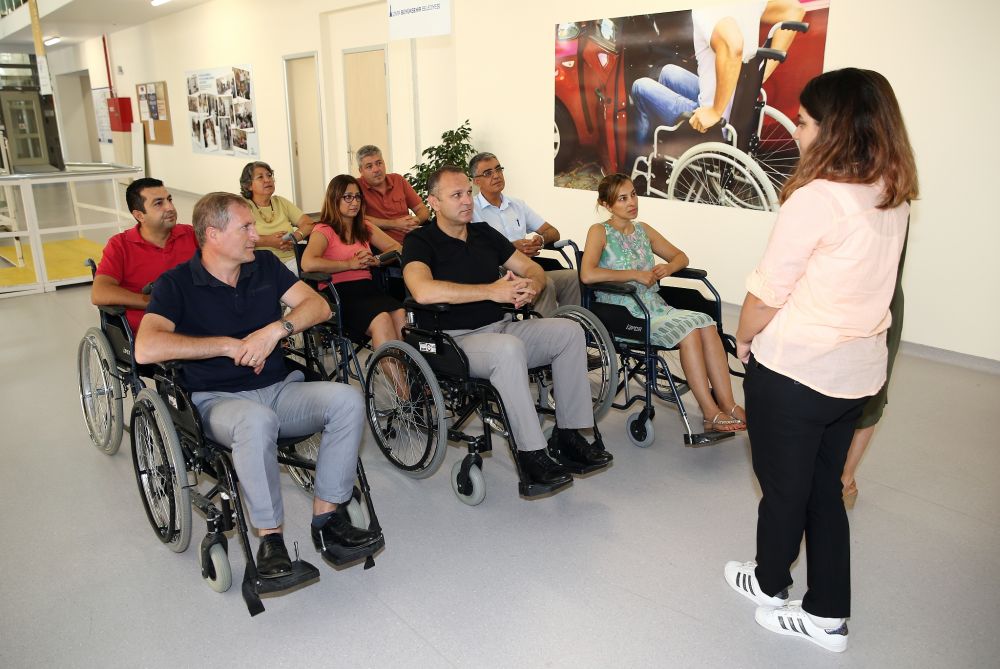 Konak Belediyesi'nin bürokratları Engelli Farkındalık Merkezi’ni deneyimledi