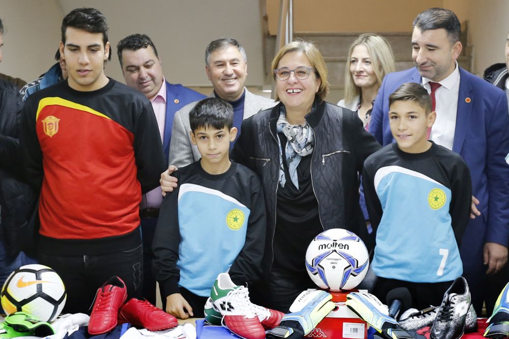  Pekdaş'dan amatöre yeni yıl armağanı