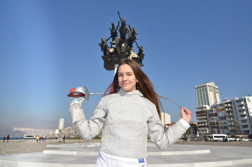 İzmir’den Türk eskrimine tarihi başarı! Deniz, göğsümüzü kabarttı