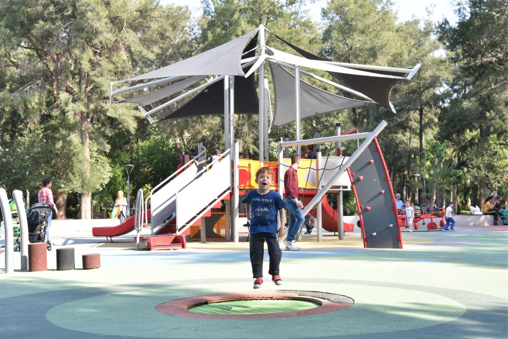 Bornova’da çocuklar parklarda güvenle oynuyor