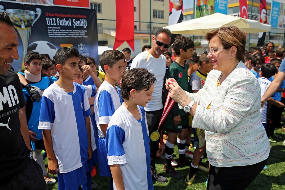 Konak’ta miniklerden futbol şenliği