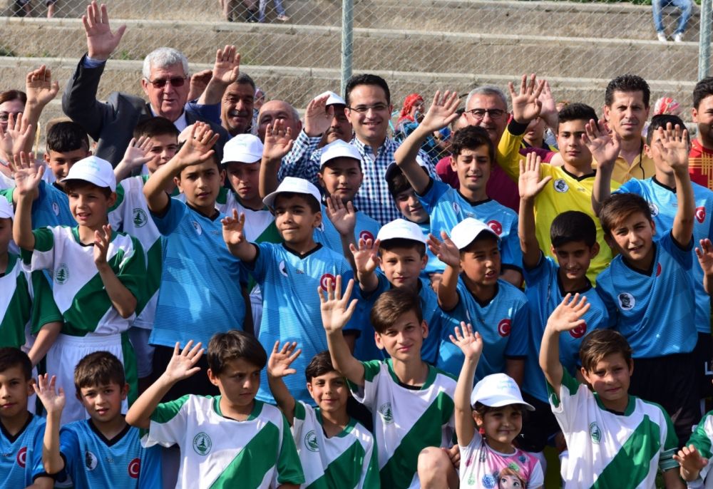 Bornovalı çocuklar Spor Şenliği’nde dostluk mesajı verdi