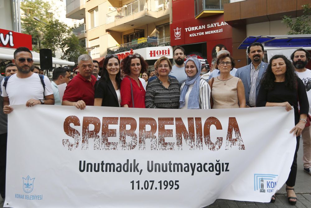 Srebrenitsa Katliamı’nda öldürülenler Konak’ta anıldı