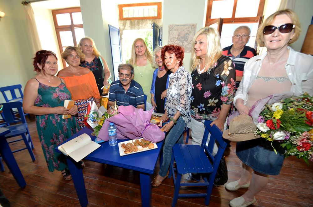 Günbaş, Foça'da Aşkla kitabını imzaladı