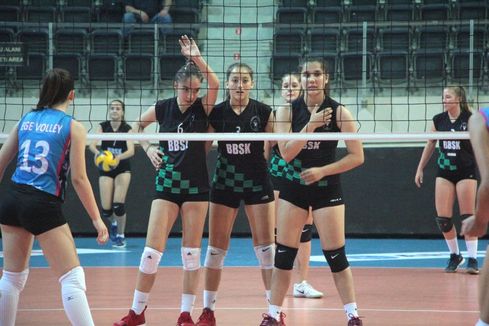 Bornova Belediyesi voleybolcu kızları ile gurur duyuyor