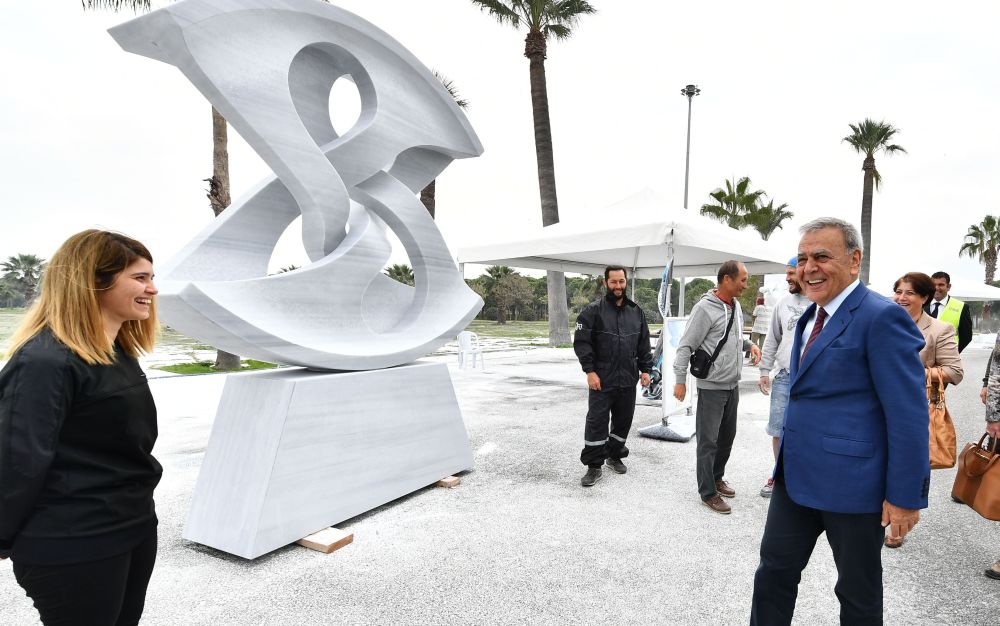 Kocaoğlu'ndan heykel ustalarına sürpriz ziyaret