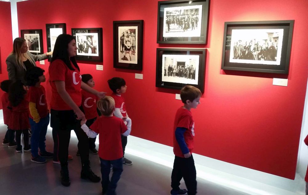 Anaokulu öğrencileri Büyük Dahi’nin sergisinde