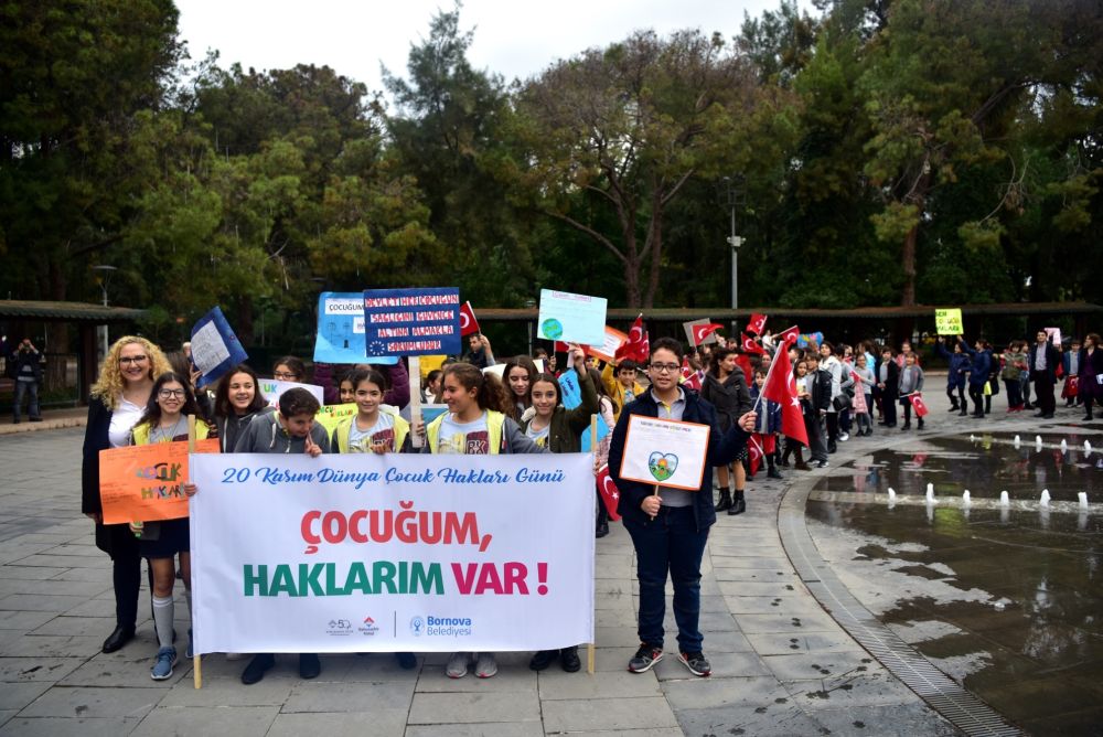 Bornovalı çocuklar hakları için yürüdü