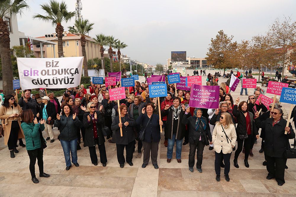 Urlalı kadınlar şiddete karşı yürüdü