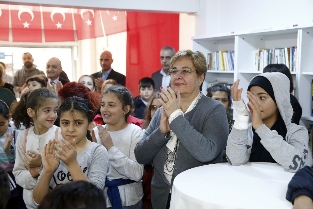 Konaklı çocuklara çifte armağan