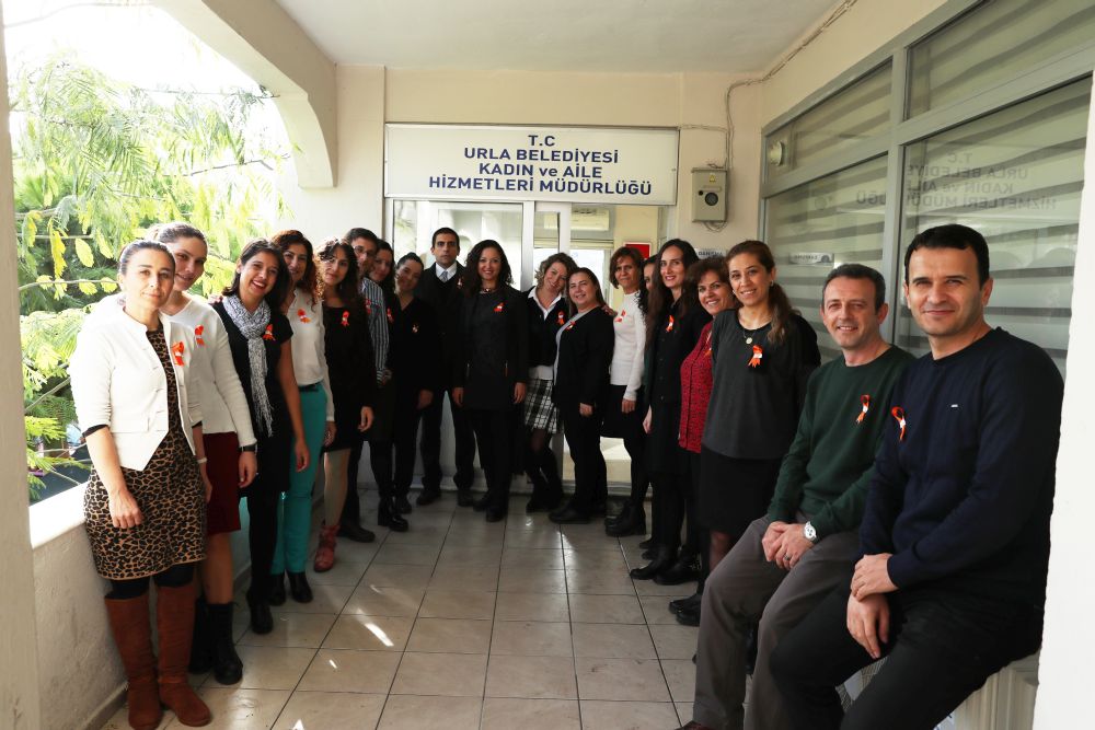 Urla Belediyesi çalışanları kadına şiddete karşı kurdele taktı