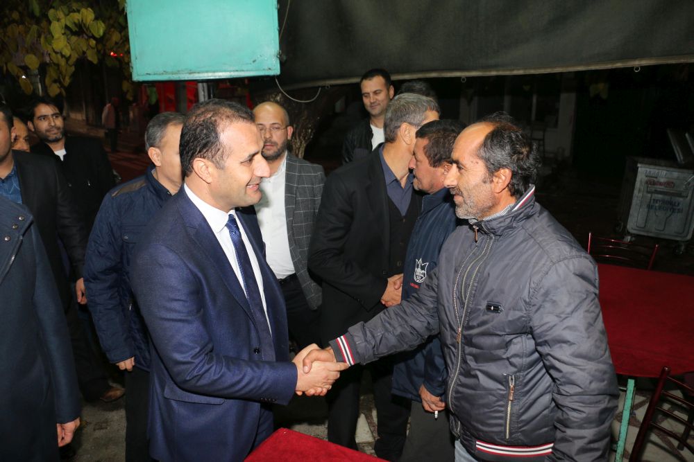 Olgun vatandaşın taleplerini dinliyor