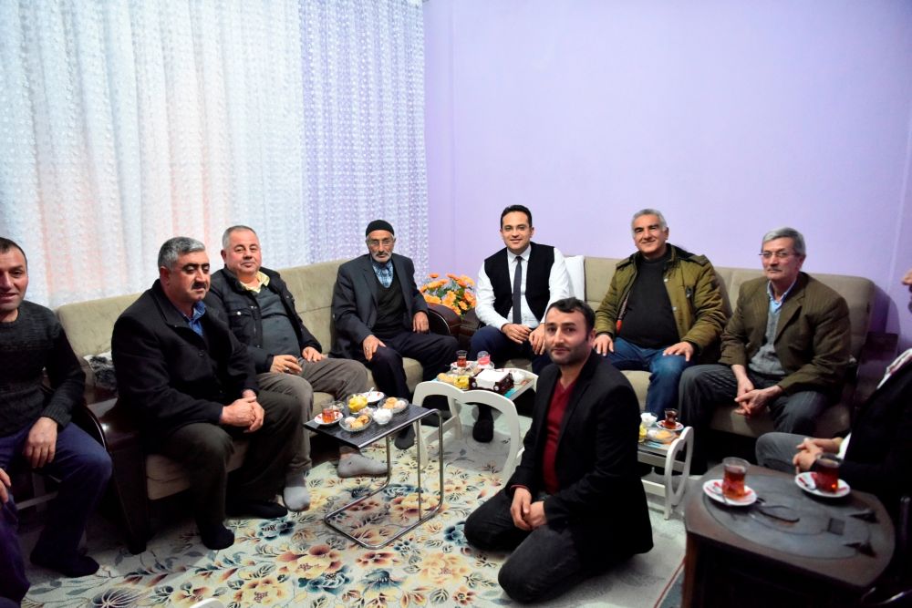 Başkan Atila vatandaşı dinliyor, evlerine konuk oluyor