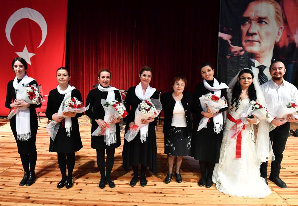“Atatürk’e ve Cumhuriyet’e dört elle sarılalım”