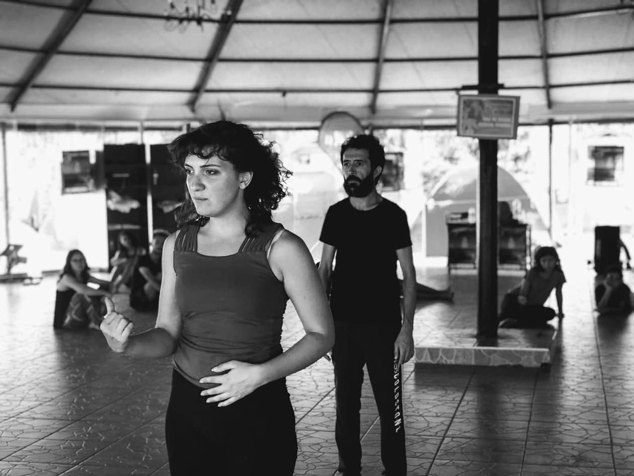 GÖÇ TEMALI OYUNLARIYLA SEYİRCİYİ ETKİLEYEN OYUNCU;GİZEM TATAROĞLU