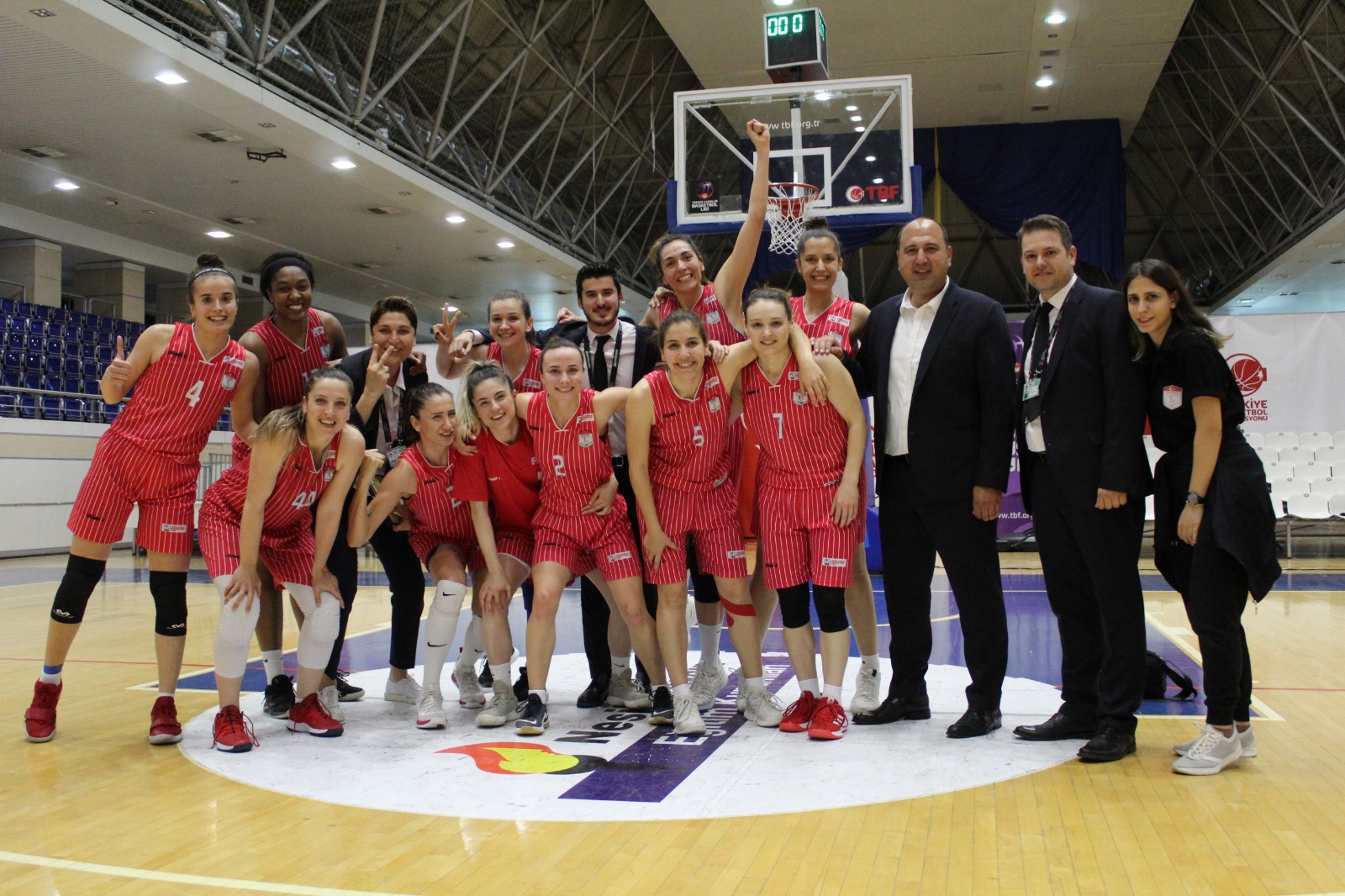 Bayraklı'nın Perileri finalde