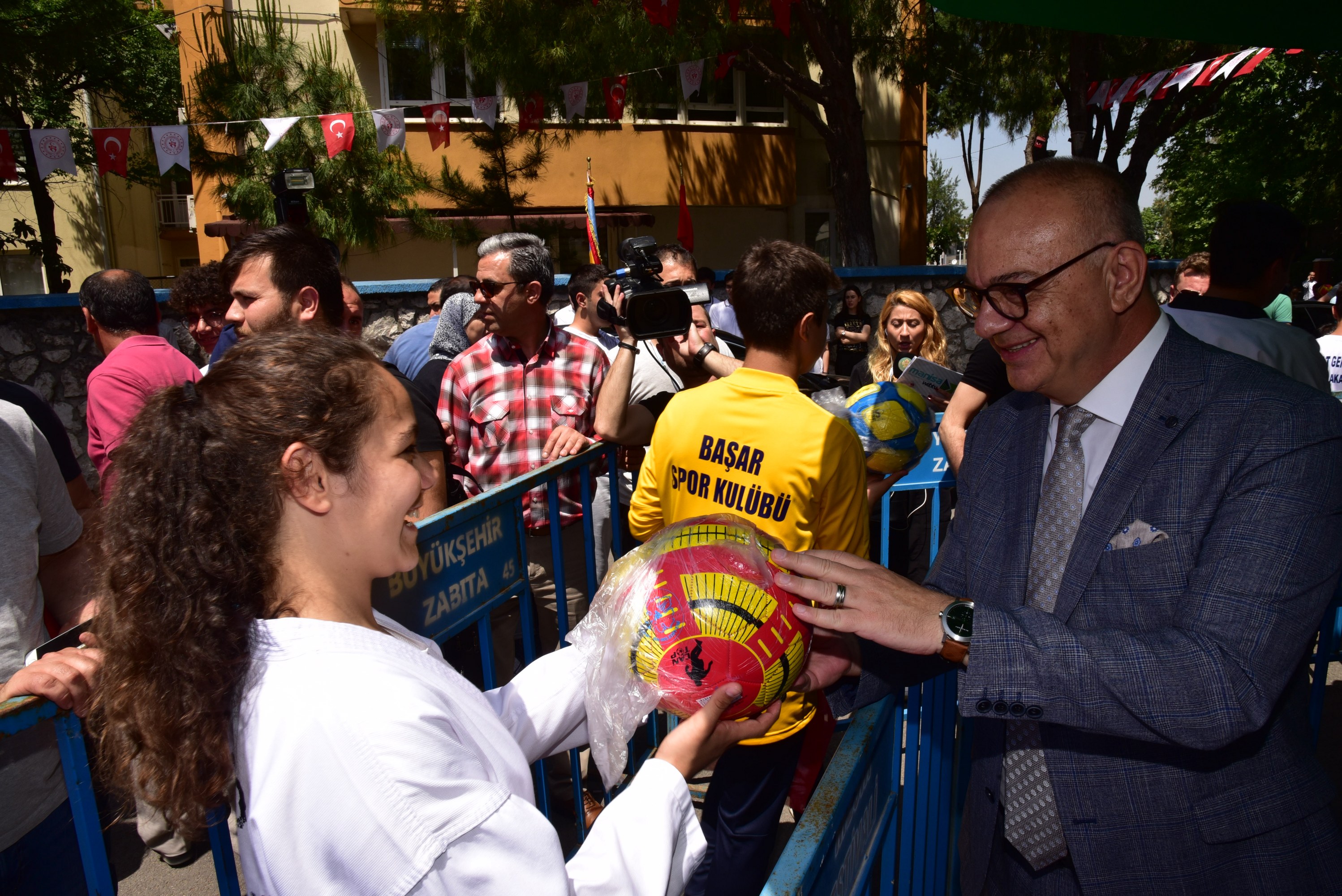 Başkan Ergün'den çocuk ve gençlere armağan