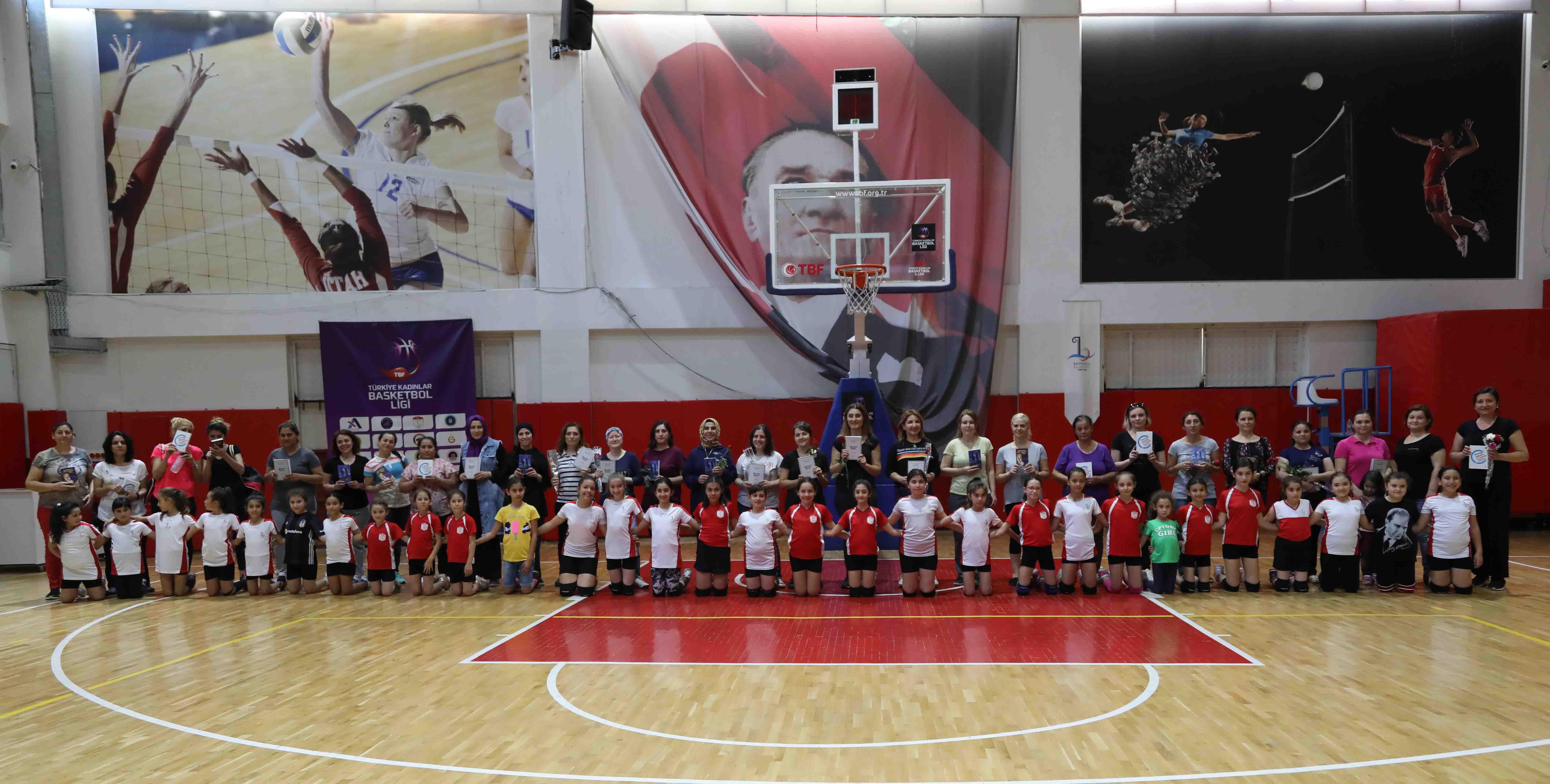 Bayraklı'da anneler gününde voleybol keyfi