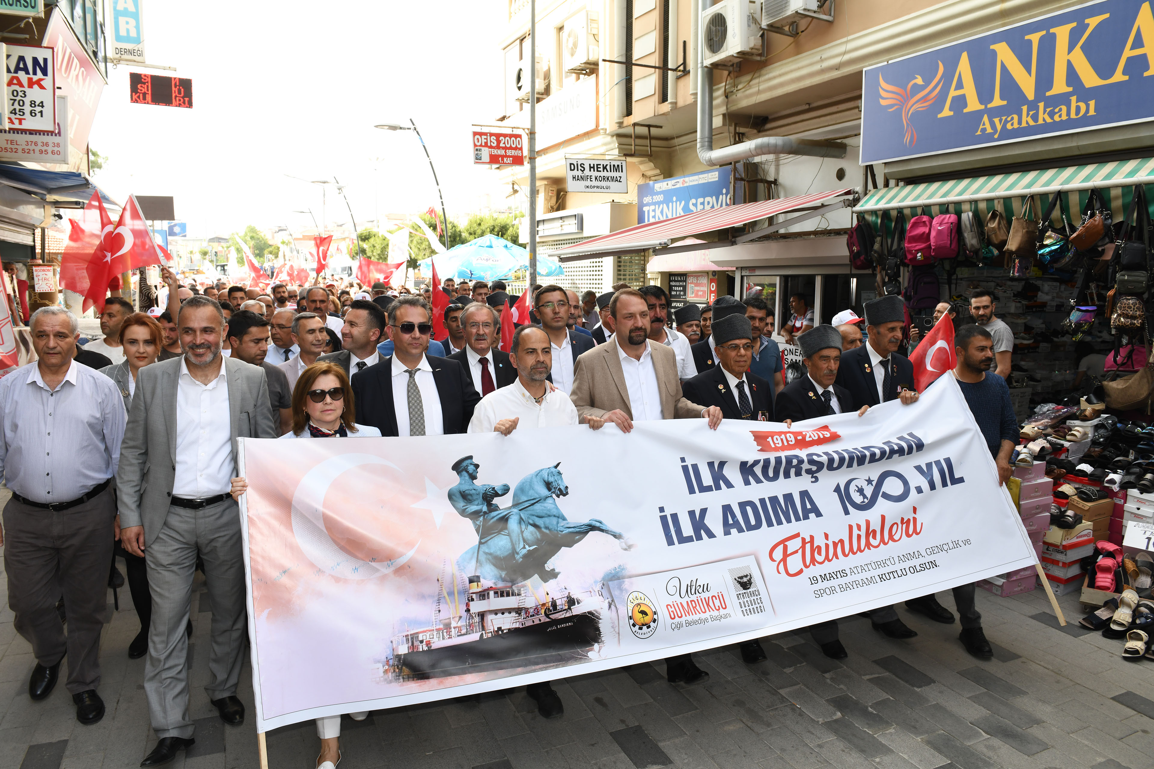 Çiğli'de 19 Mayıs etkinlikleri coşkulu kortejle başladı