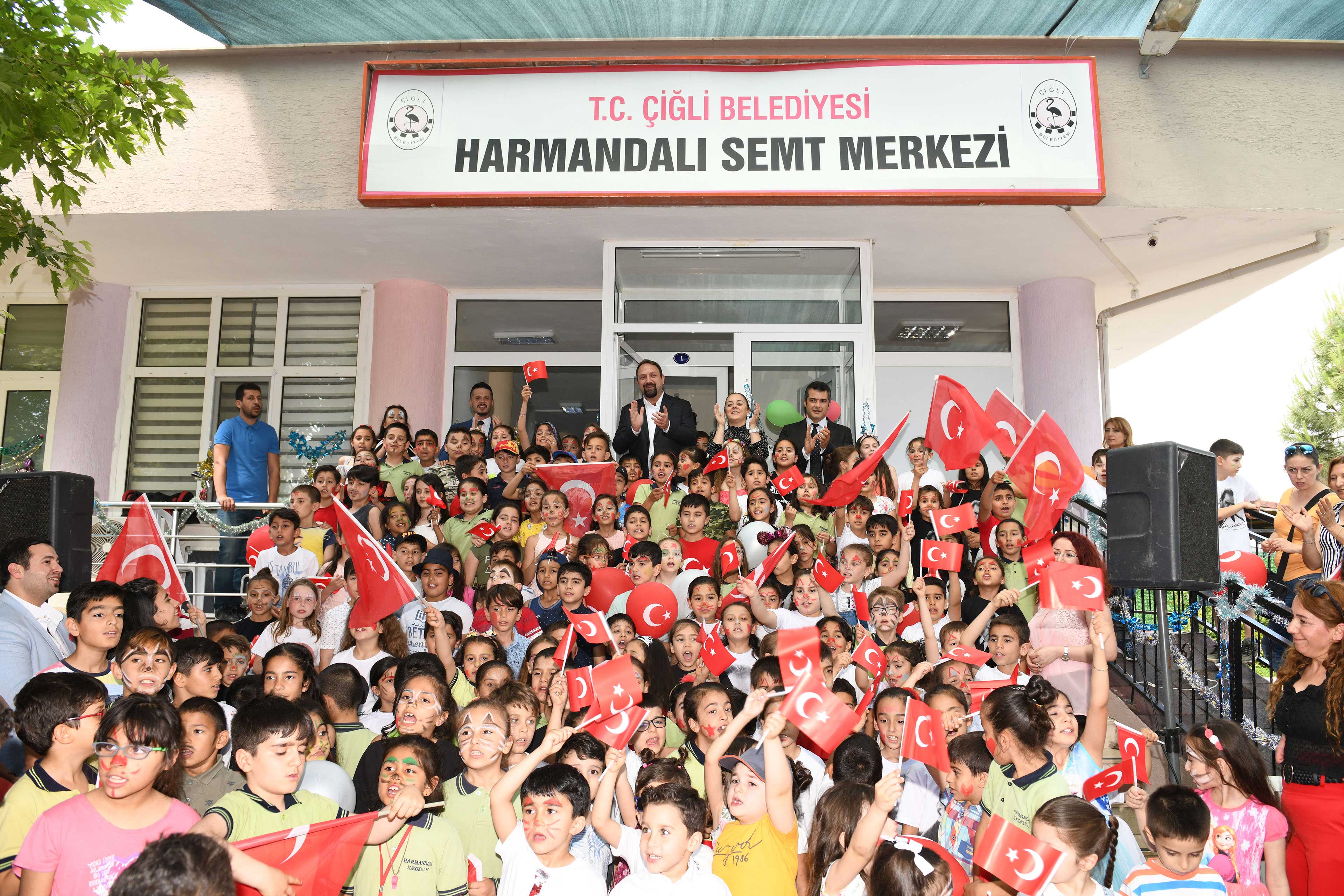 Başkan Gümrükçü, yıl sonu gösterisinde miniklerle eğlendi