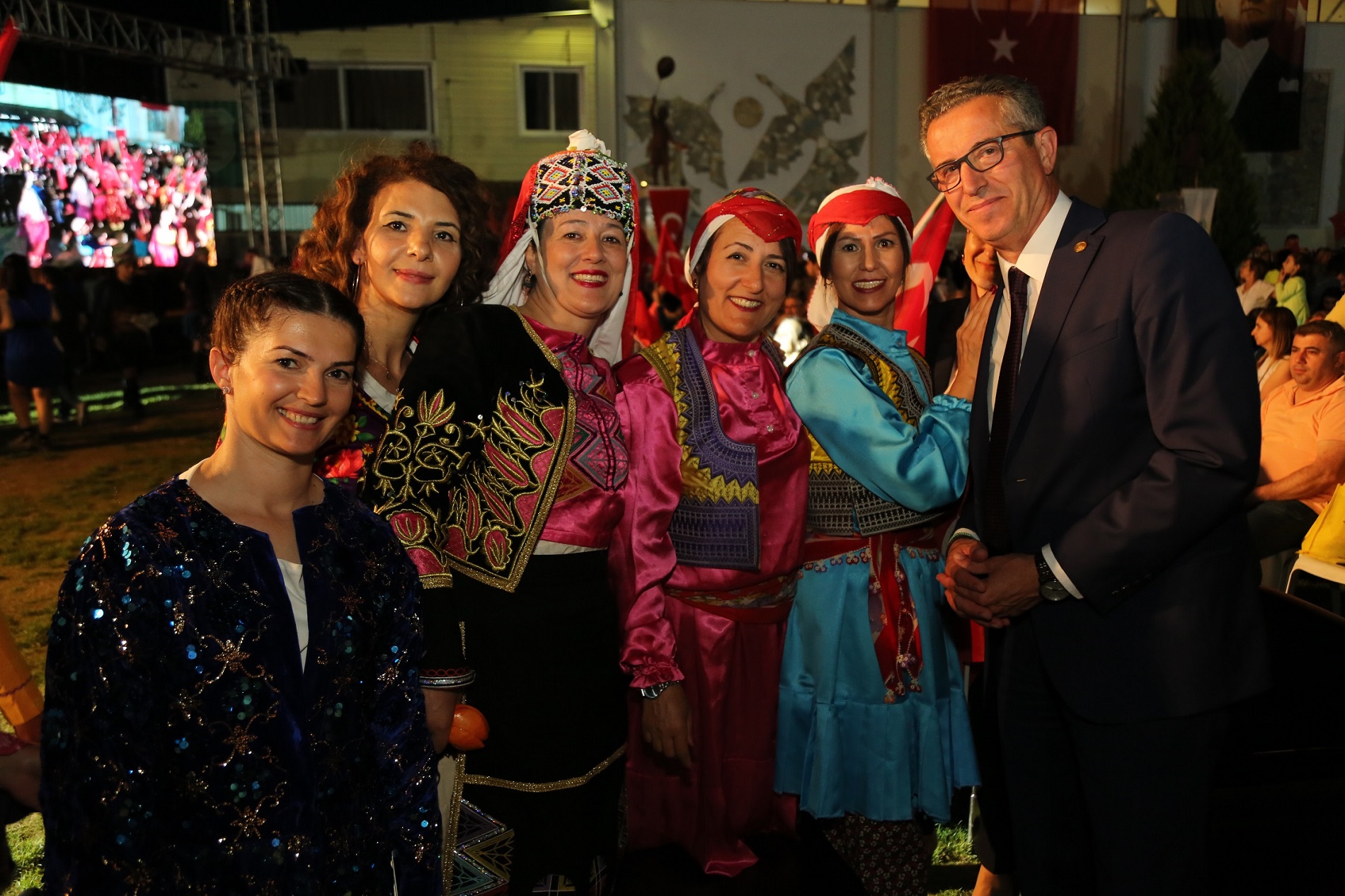 Gaziemir'de halk dansları coşkusu