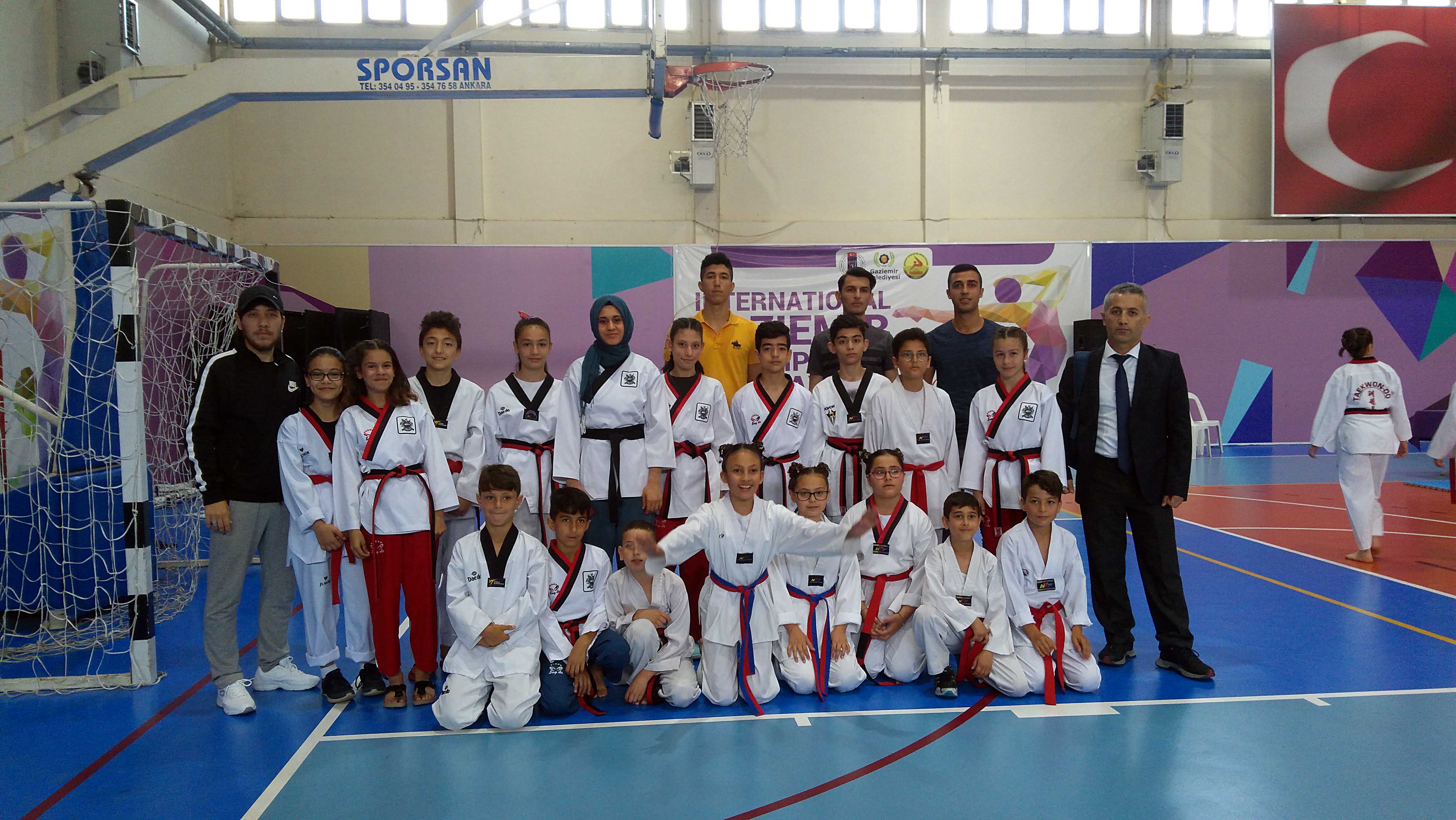 Bayraklı Taekwondo'da madalyaya doymuyor