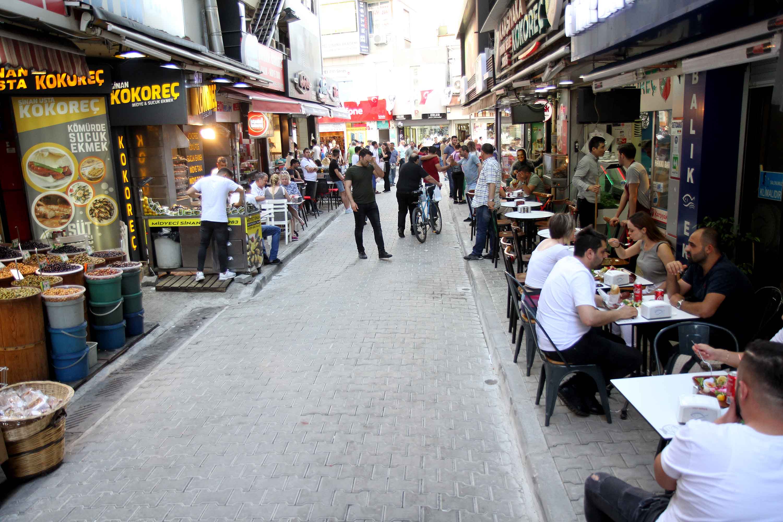 Karşıyaka Belediyesi'nden yol işgaline 'kaldırımlı' önlem