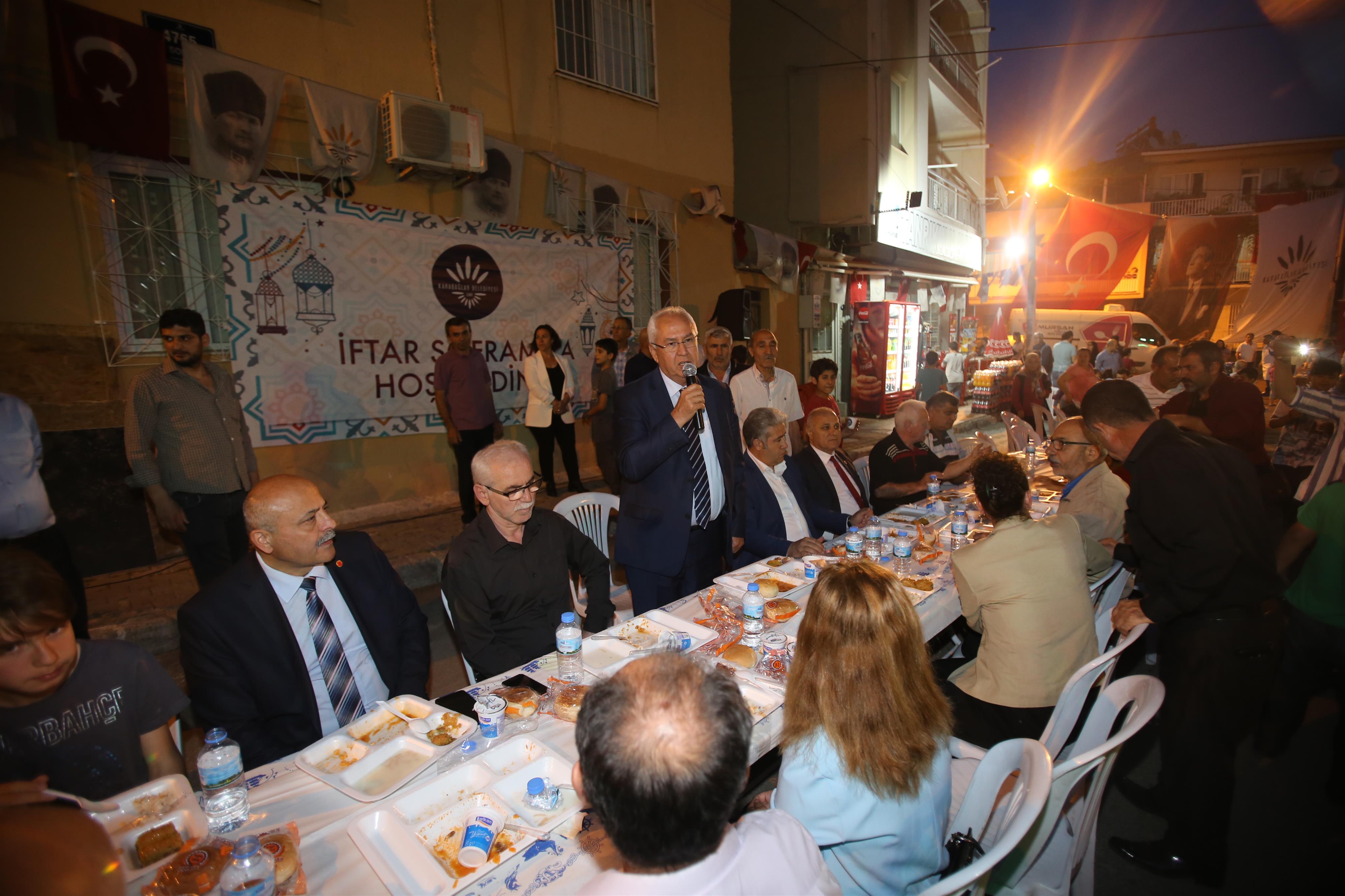 Başkan Selvitopu’ndan iftar sonrası ev ziyareti