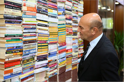 İzmir Büyükşehir Belediyesine kitap yağdı