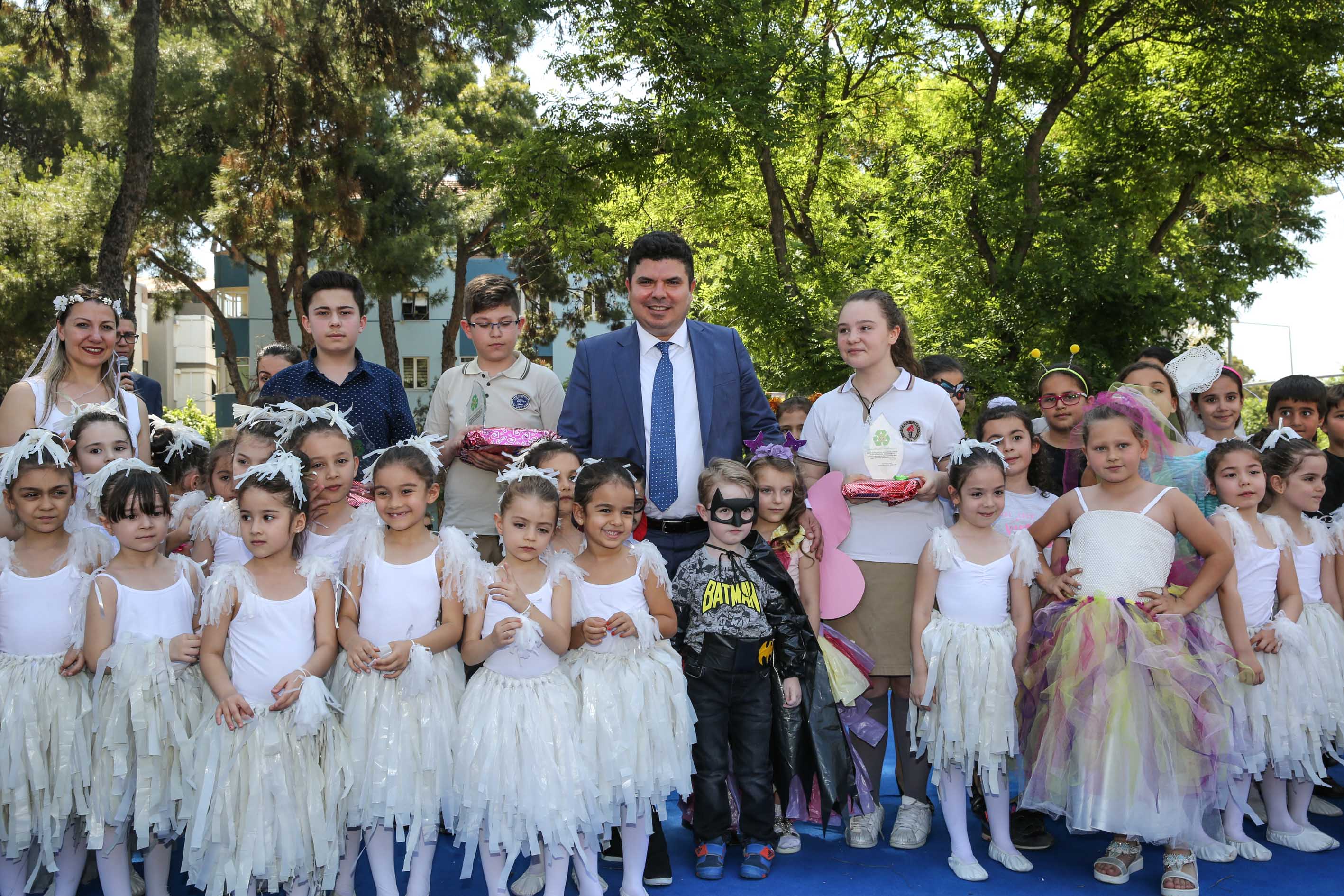 Bucalı miniklerden geri dönüşüm defilesi