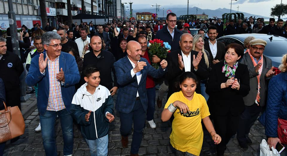 Başkan Soyer müjdeyi verdi, Romanlar sevindi