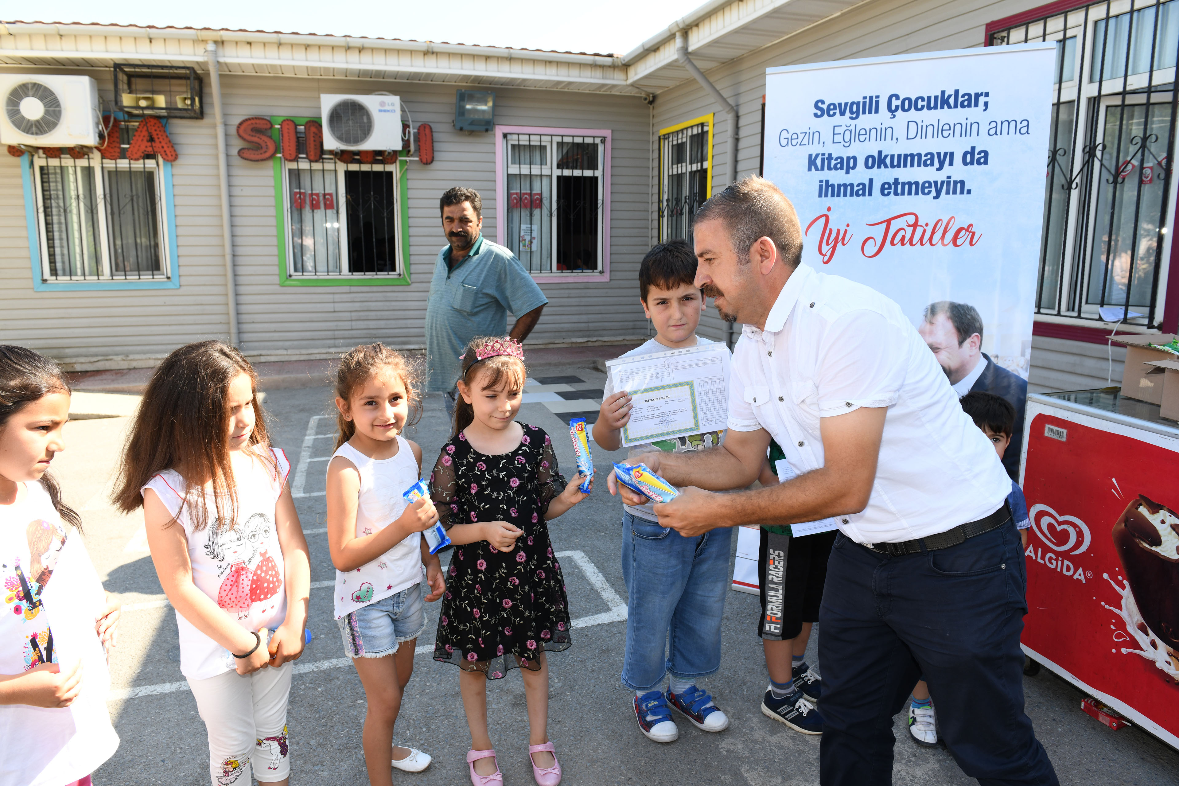 Çiğli'de öğrencilere tatlı sürpriz